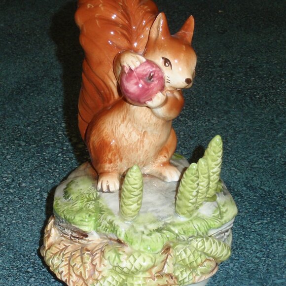 1978 Beatrix Potter "Squirrel Nutkin" Music Box Figurine Raindrops Keep Falling - Picture 2 of 9